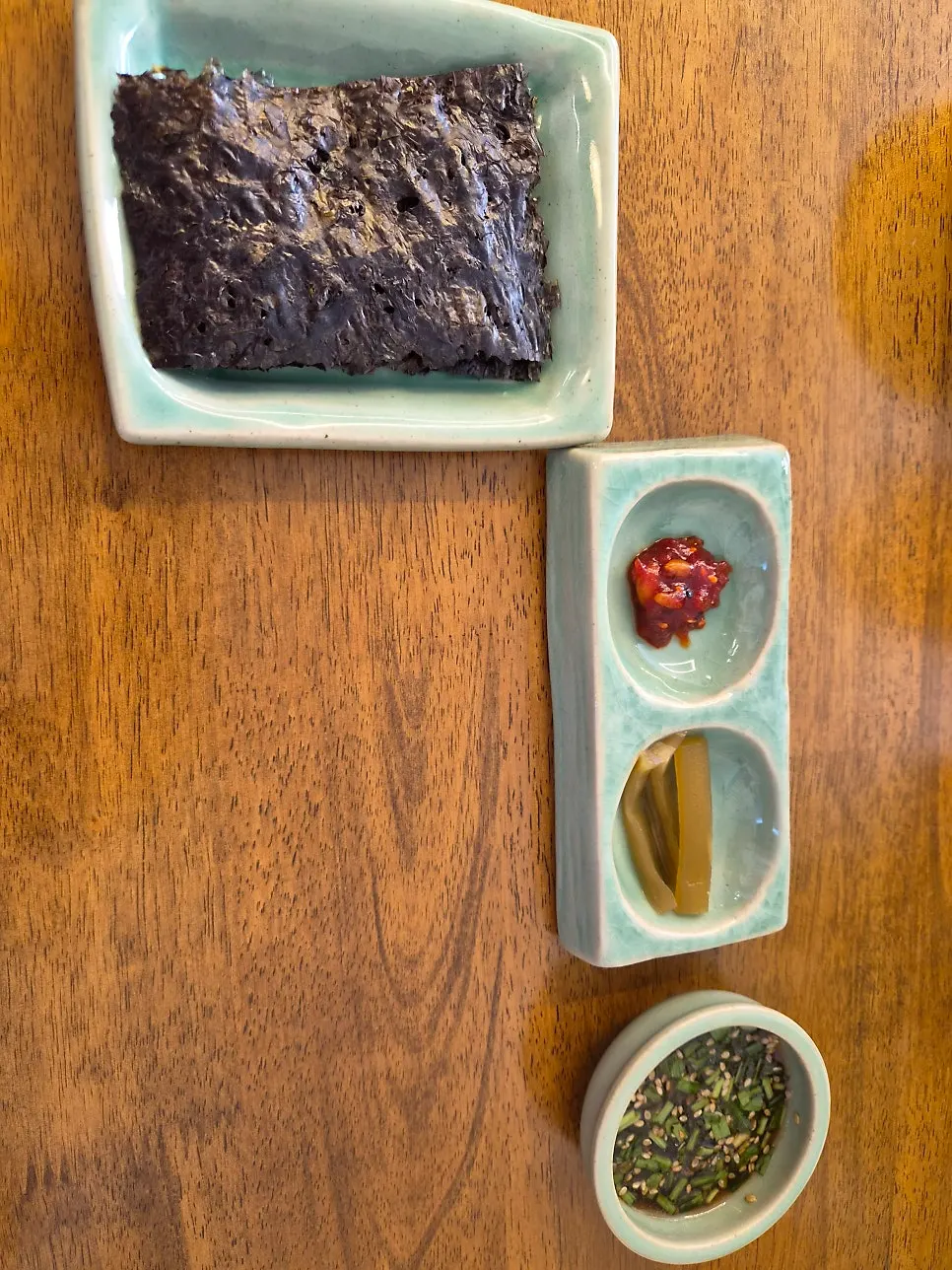 Table set with individually plated basic side dishes