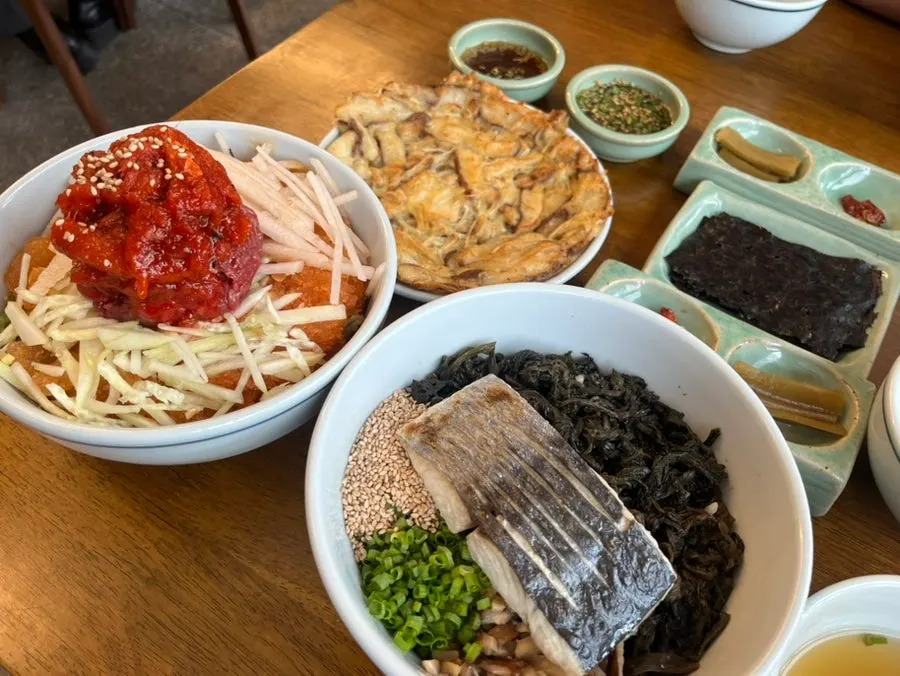 Meal spread including crispy mushroom platter