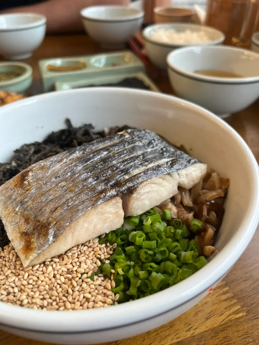 Gondre rice topped with thick mackerel