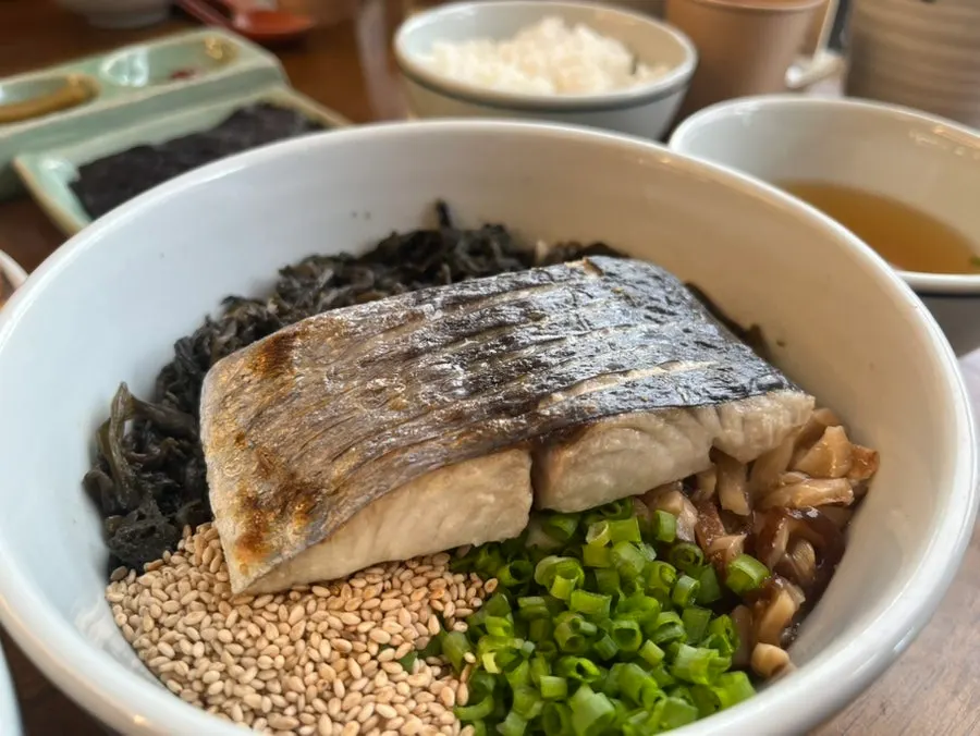 Mackerel gondre rice presentation