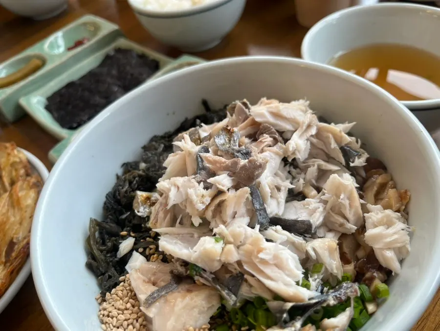 A bowl of Hyangtaek mackerel gondre rice