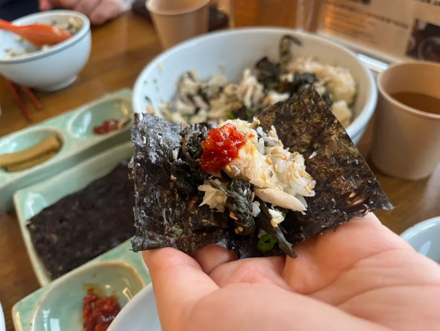 Gondre rice with roasted seaweed and salted seafood