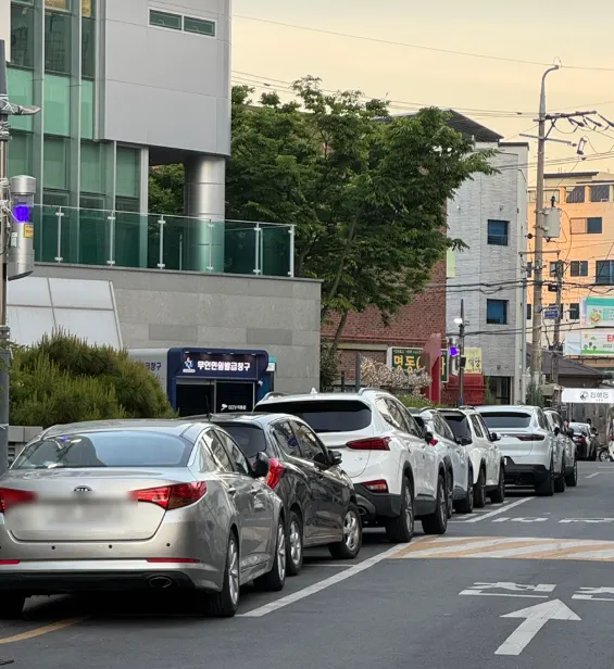 Nearby on-street public parking at Hyangtaek Daebong Branch
