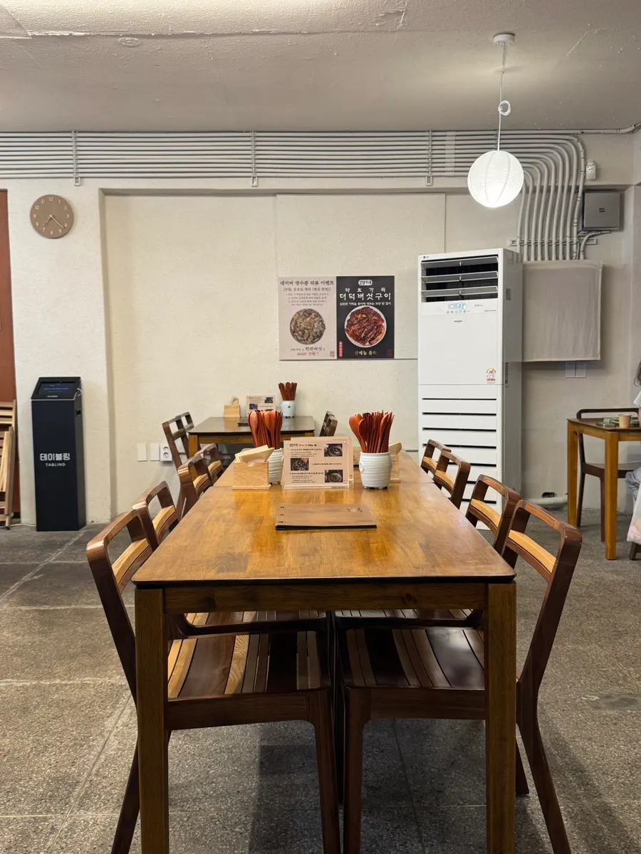 Table seating at Hyangtaek Daebong Branch