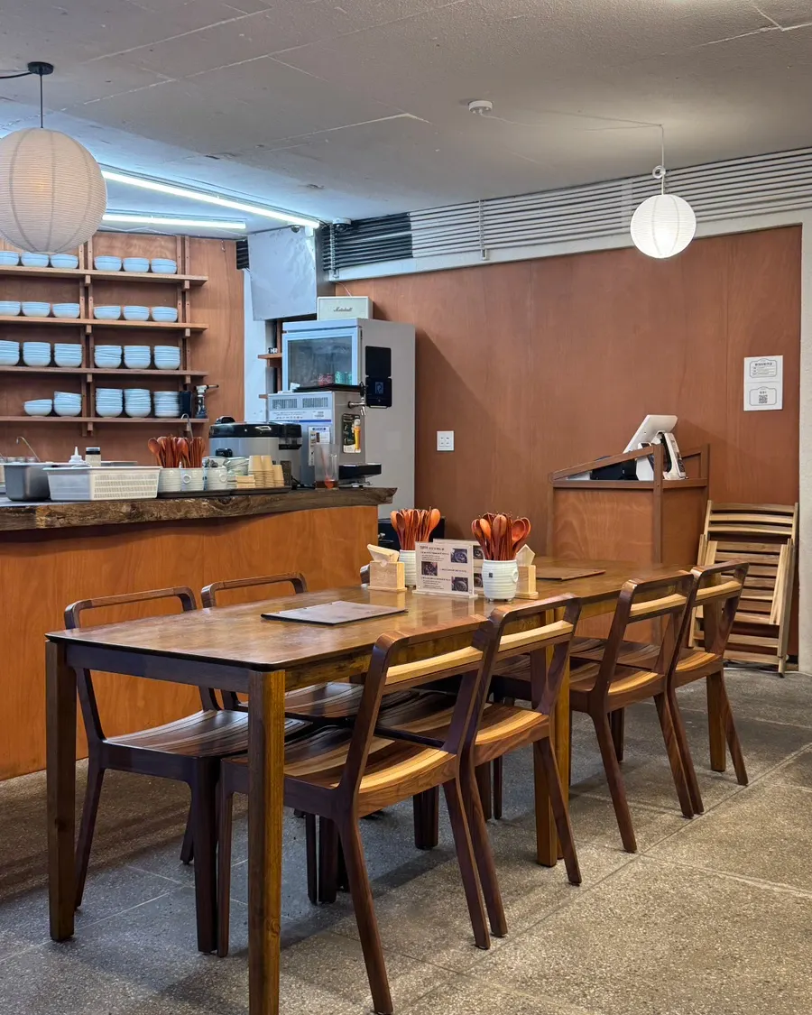 Large table seating at Hyangtaek Daebong Branch