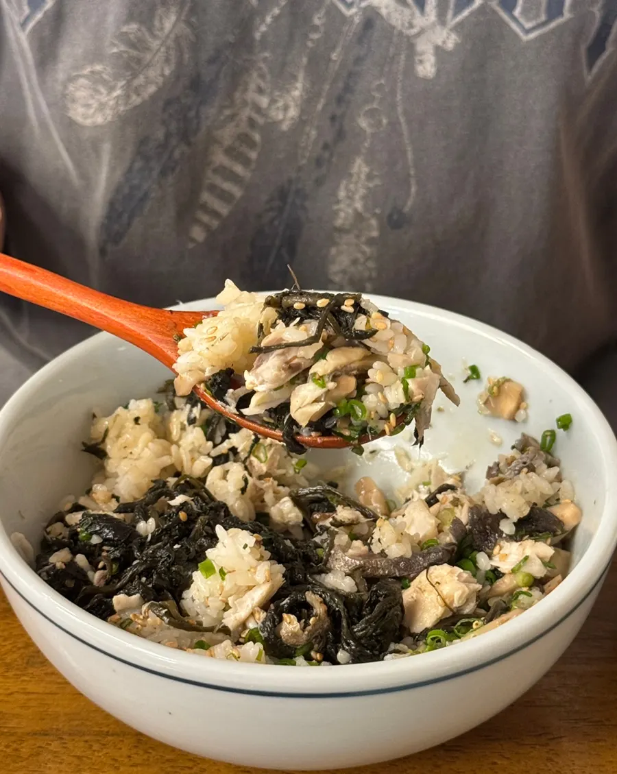 Mixing mackerel with gondre rice