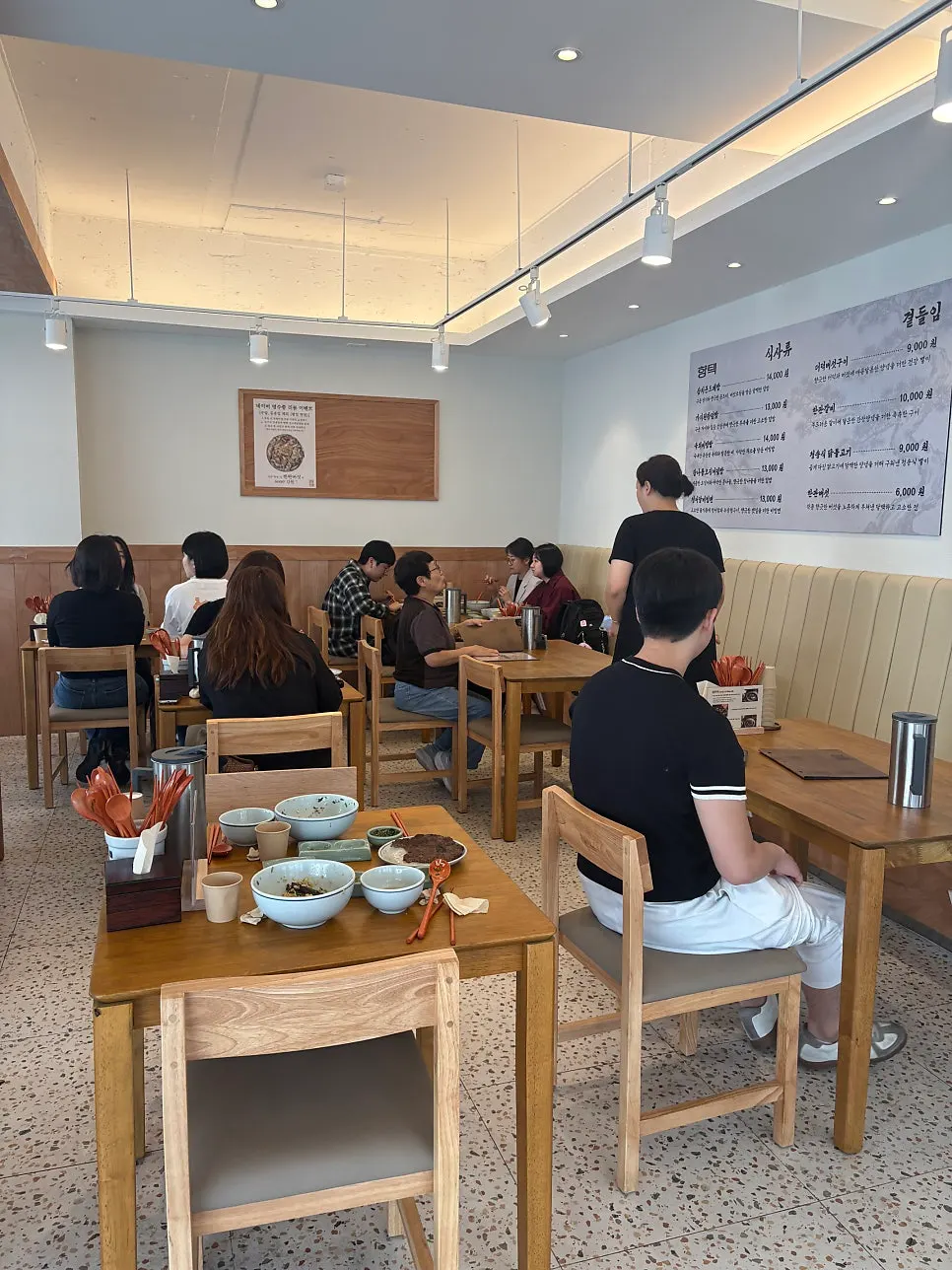 2인석과 4인석으로 나뉜 매장 내부