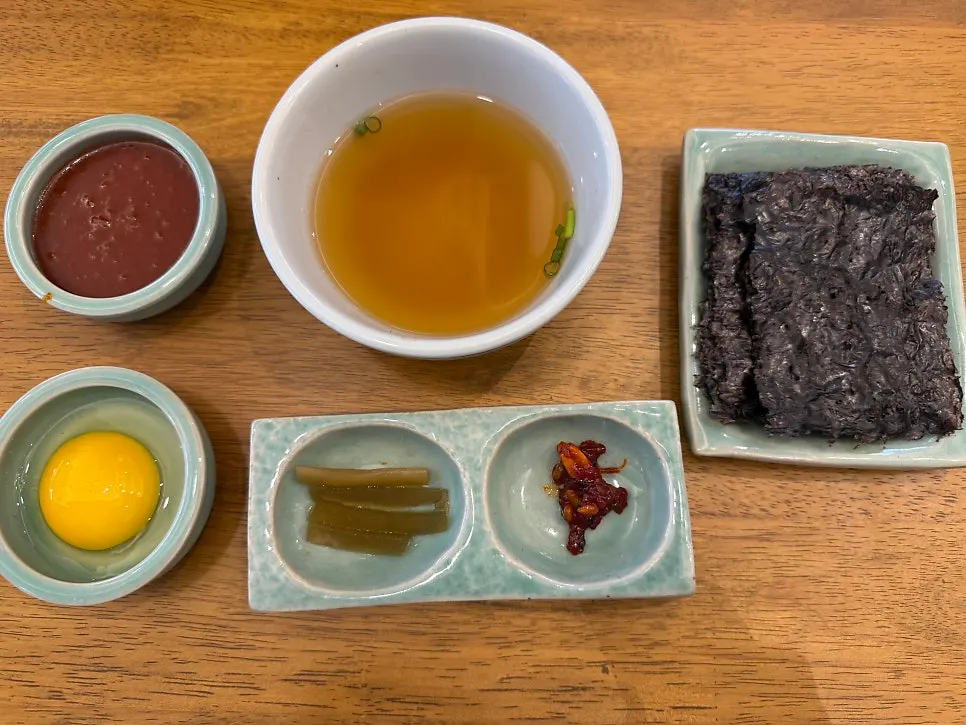 육회비빔밥 노른자와 고추장이 담긴 기본 차림