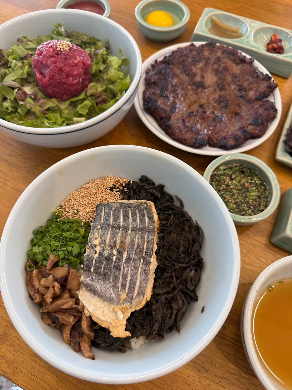삼치곤드레밥 육회비빔밥 한판갈비 주문 상차림