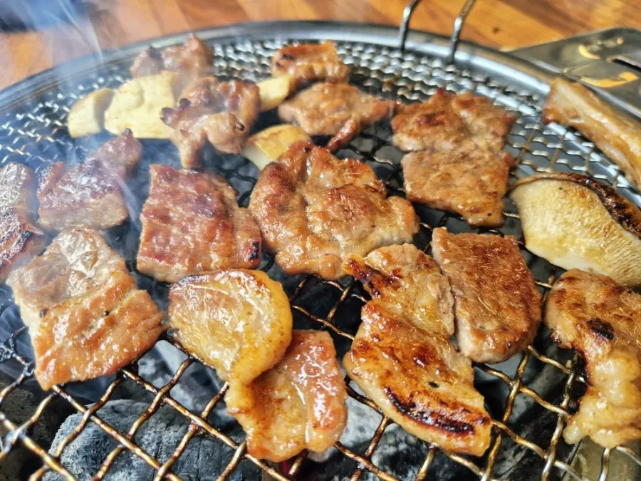 Charcoal-scented pork rib meal