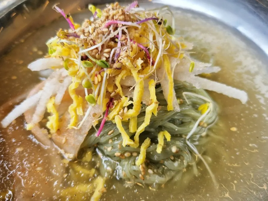 Lettuce, danggui, pa-kimchi, and garlic sauce accompaniments