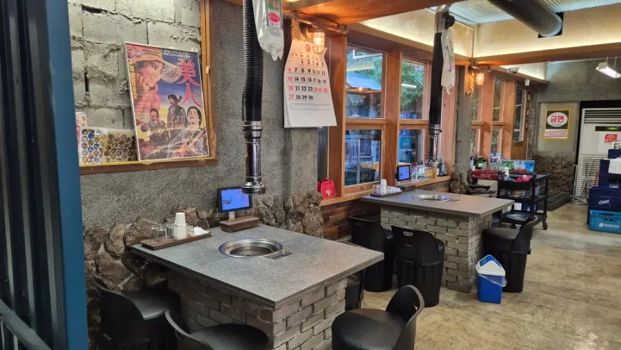 Indoor view of Supbul Makchang in Bonri-dong, Daegu