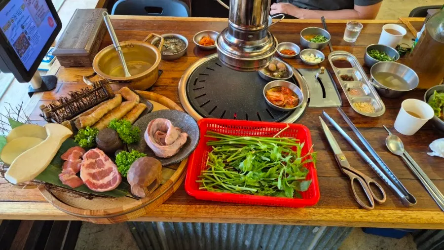 Meal and drink menu at Supbul Makchang