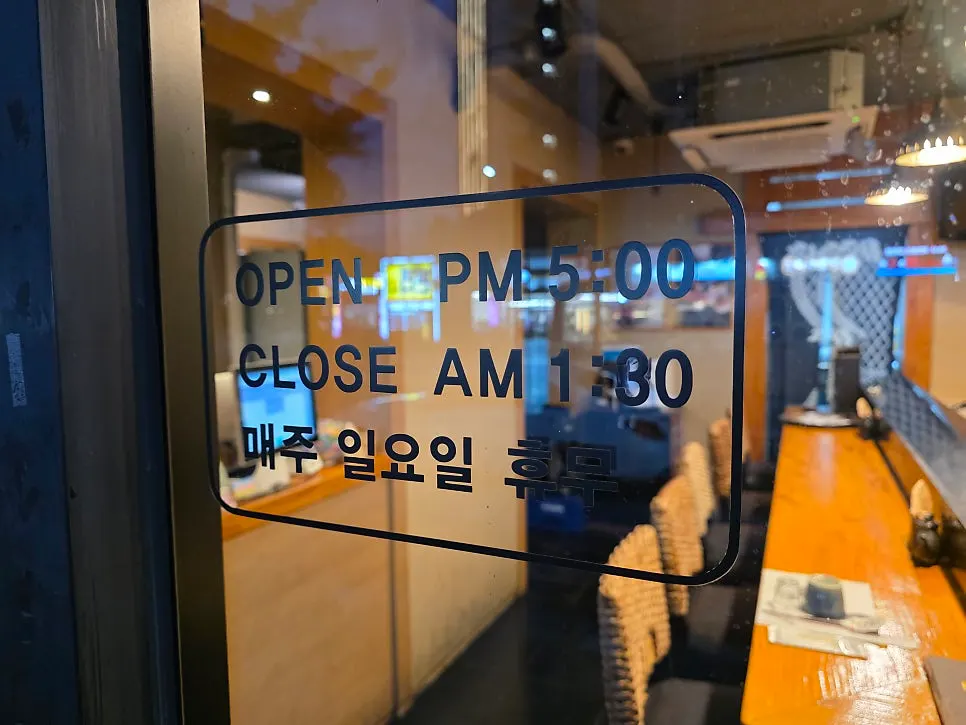 붉은살과 뱃살이 함께 담긴 참치 접시