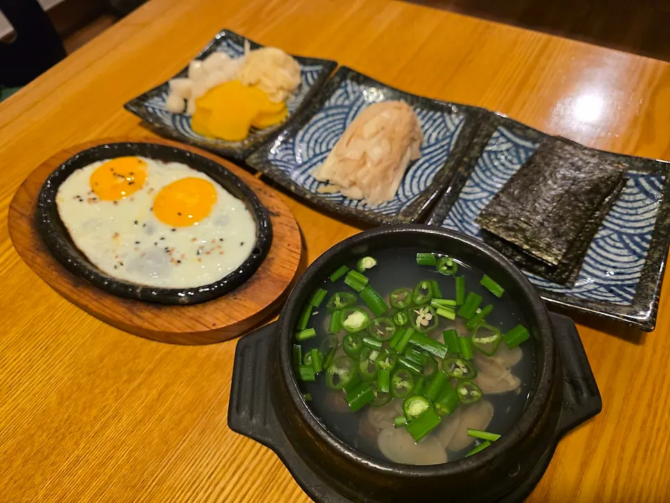 계란요리와 조개탕 등 스키다시 상차림