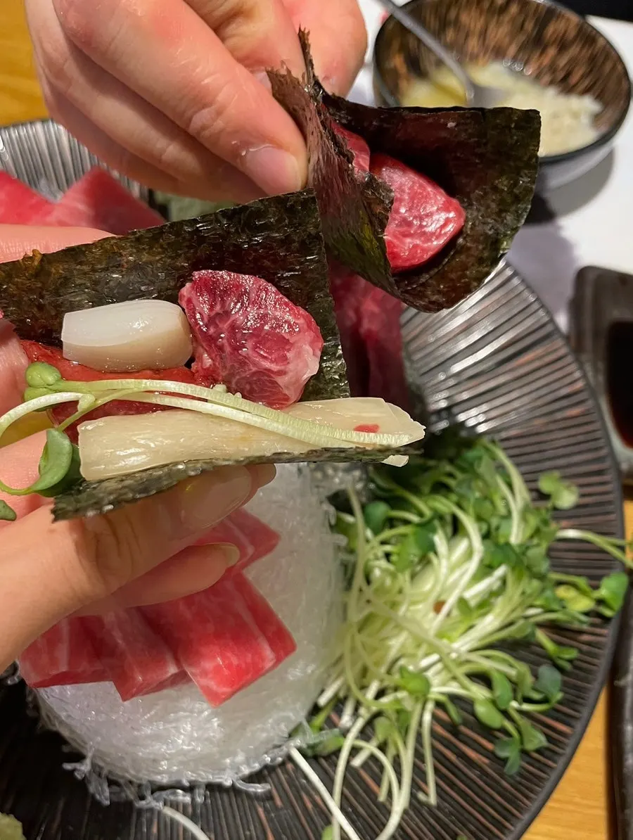 숙성 참치가 담긴 접시