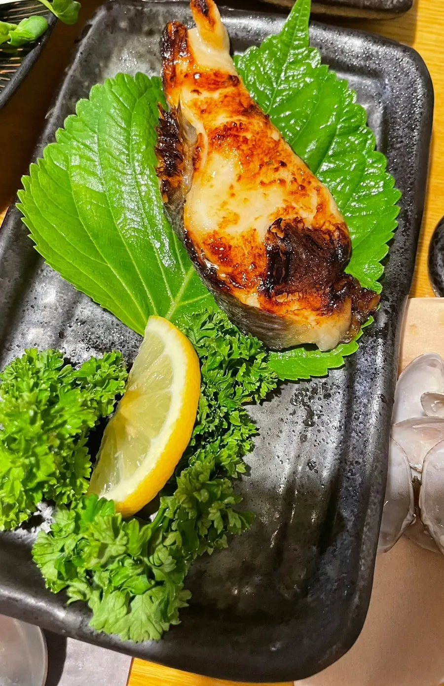 참치 곁들임 김과 백김치
