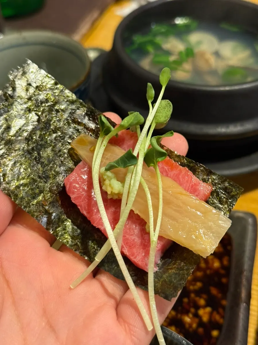 Tuna sashimi eaten with seaweed and aged kimchi