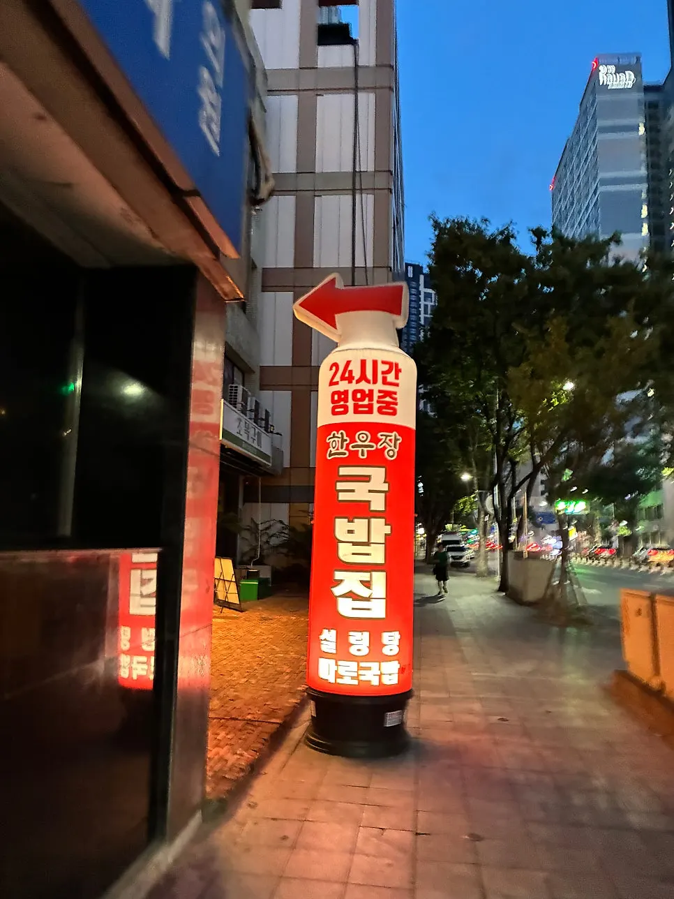 Exterior of Hanwoojang tucked inside an alley