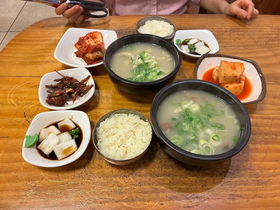 Basic side dishes: kimchi, kkakdugi, stir-fried anchovies, and onion soy sauce