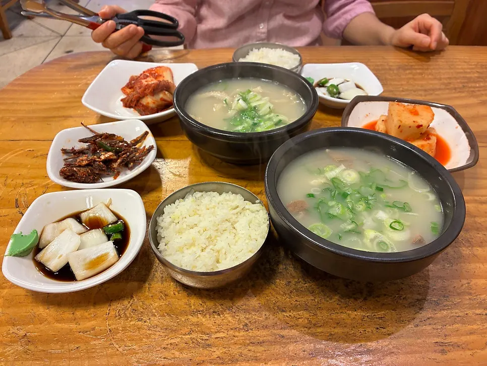 Table setting with yangtang and ox head soup at Hanwoojang