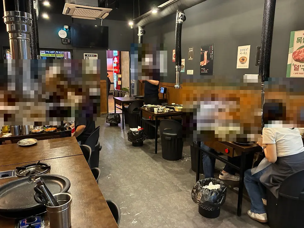 TV가 있는 봉자막창 내부 테이블