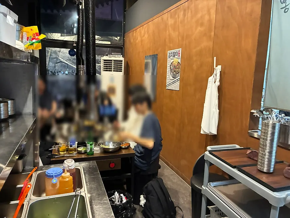 안쪽 추가 좌석이 있는 매장 내부