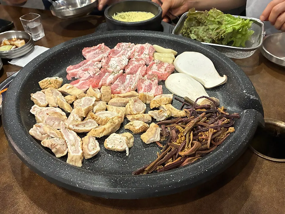 바싹 익힌 생막창과 숙성 생삼겹살