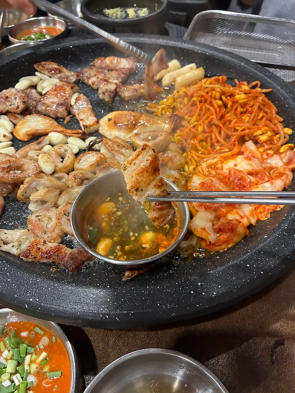 멜젓에 찍어 먹는 삼겹살