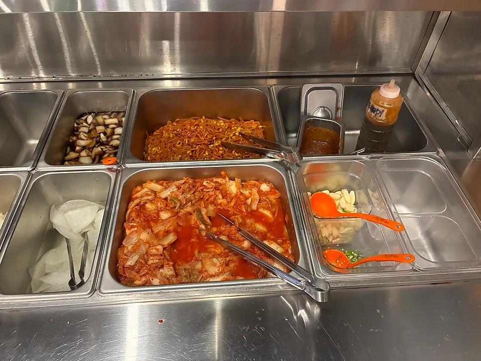 부족한 반찬을 더 담는 셀프바