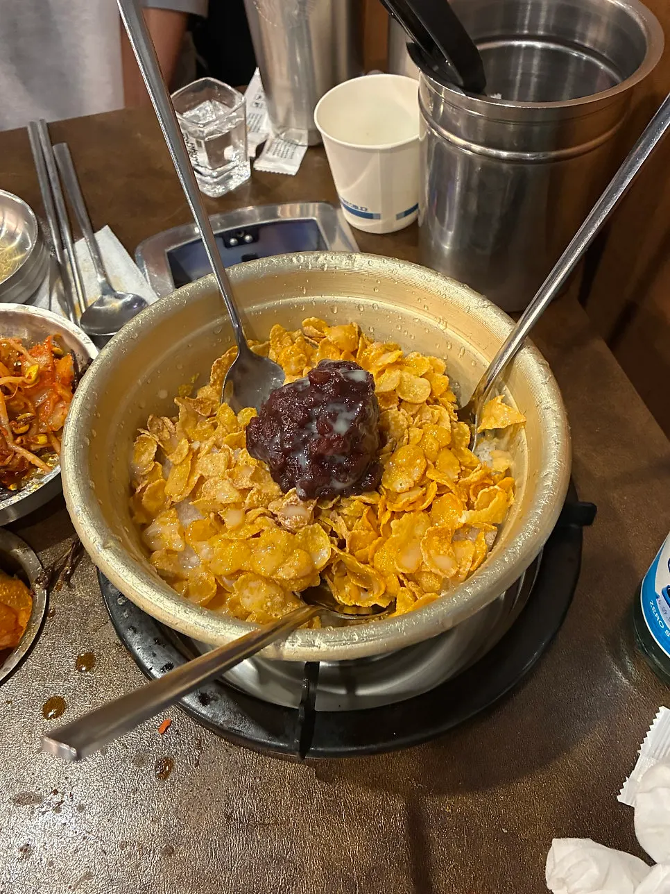 콘프레이크와 연유를 올린 팥빙수
