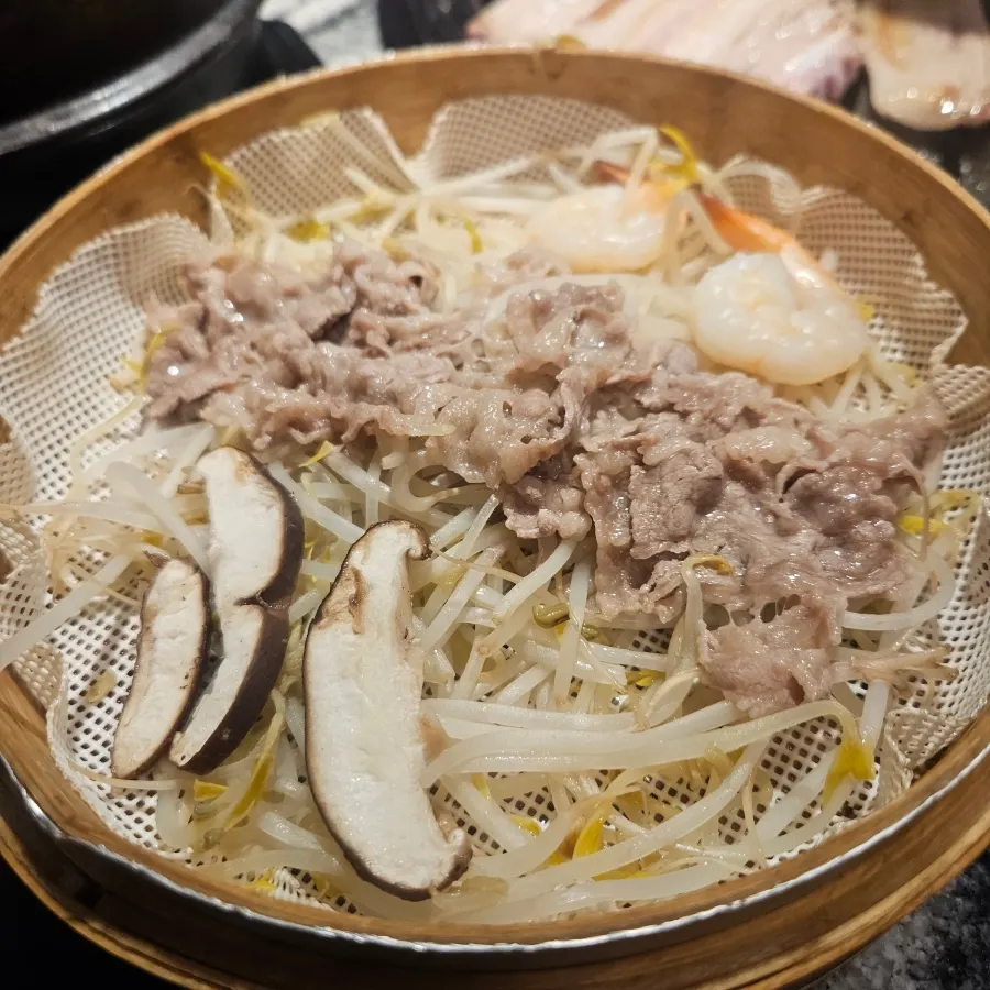 鉄板の上で焼ける豚生カルビ