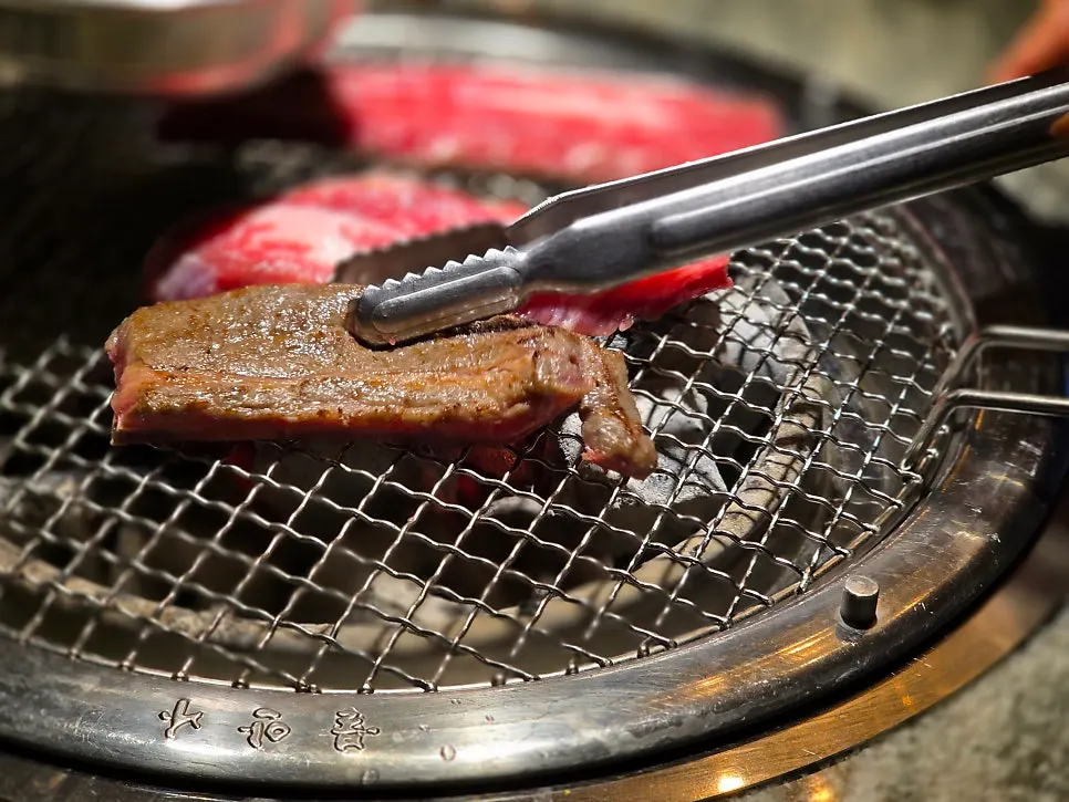 숯불 위에서 익어가는 두툼한 생갈비