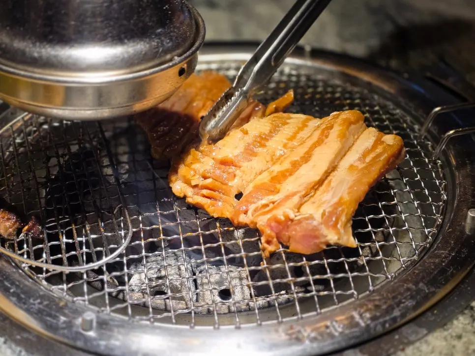 흰쌀밥 위에 올린 양념갈비 한 점