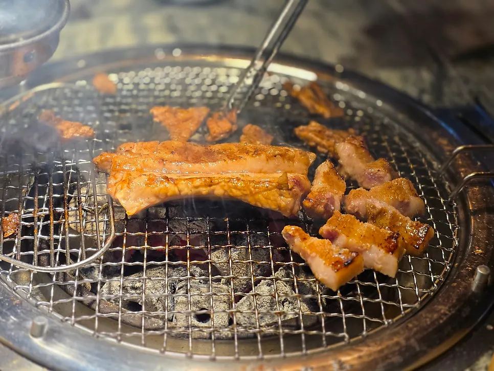 갈비와 흰쌀밥 조합 한 숟갈