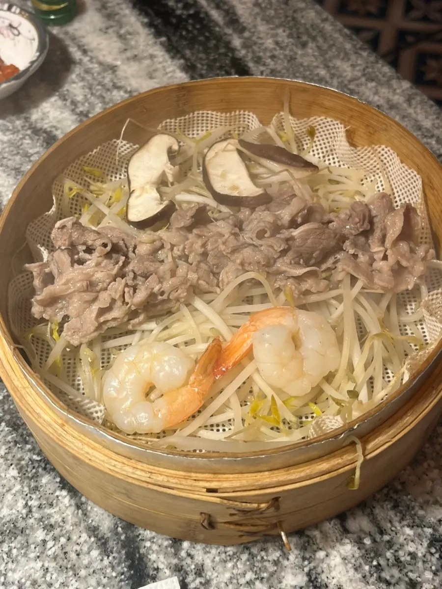 마늘과 여러 가지 소스 접시