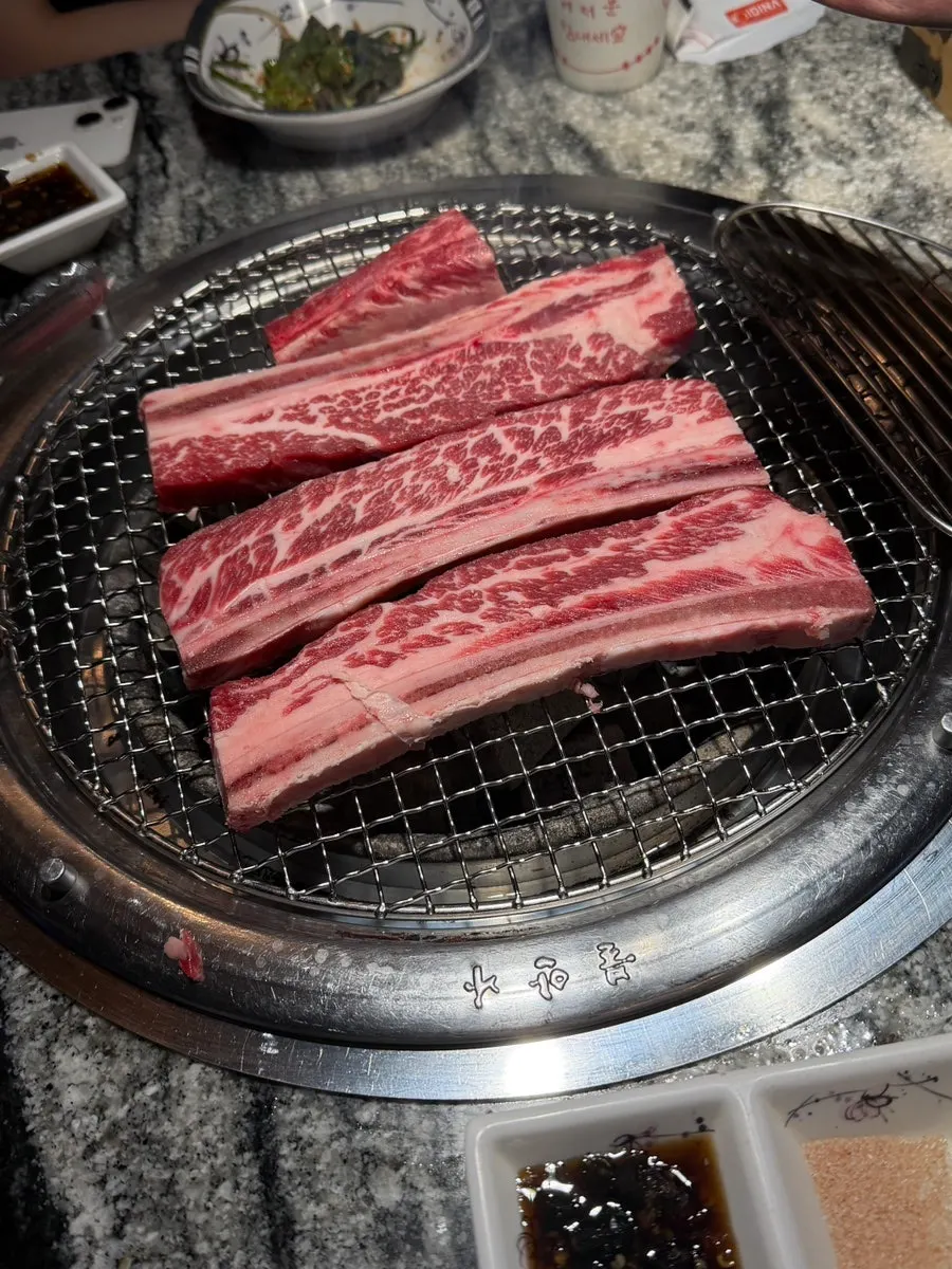 불판에 올라간 장작생갈비