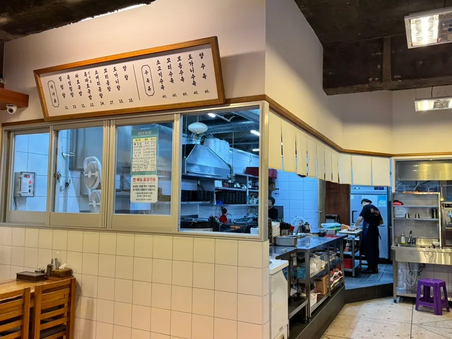 Interior of Hanwoojang with mostly four-person tables