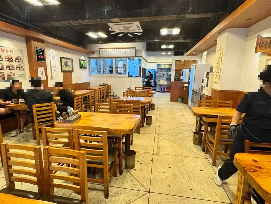 Dining hall at Hanwoojang with view of the open kitchen