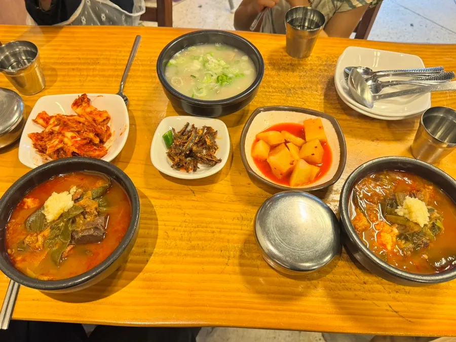 Full table setting of seolleongtang and ttarogukbap