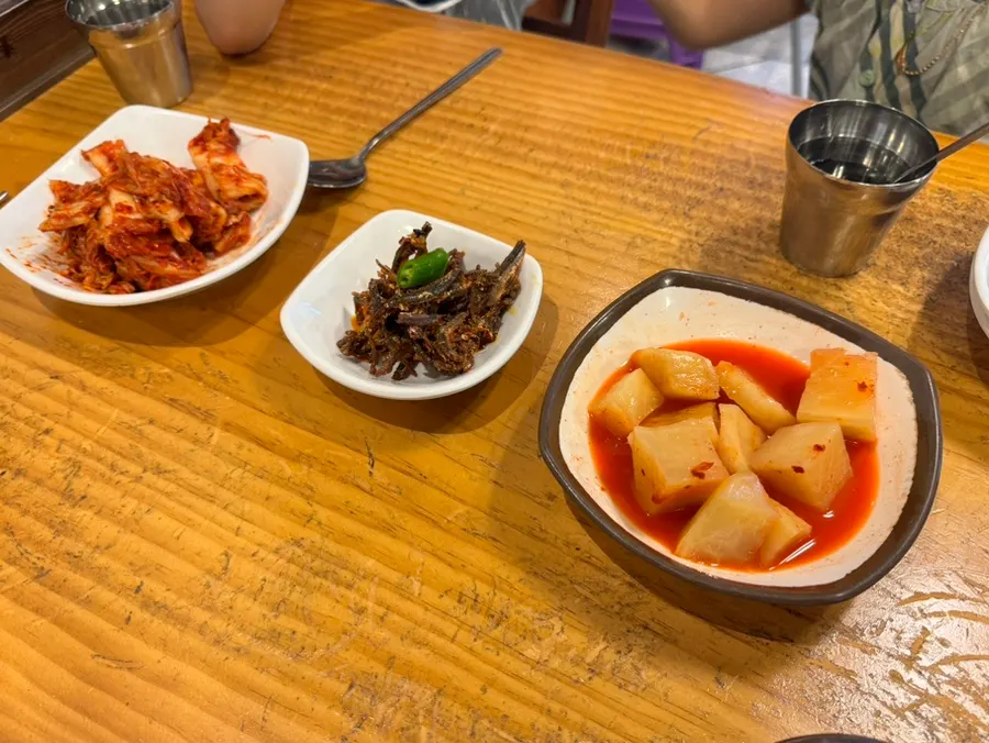 Three basic side dishes including kkakdugi