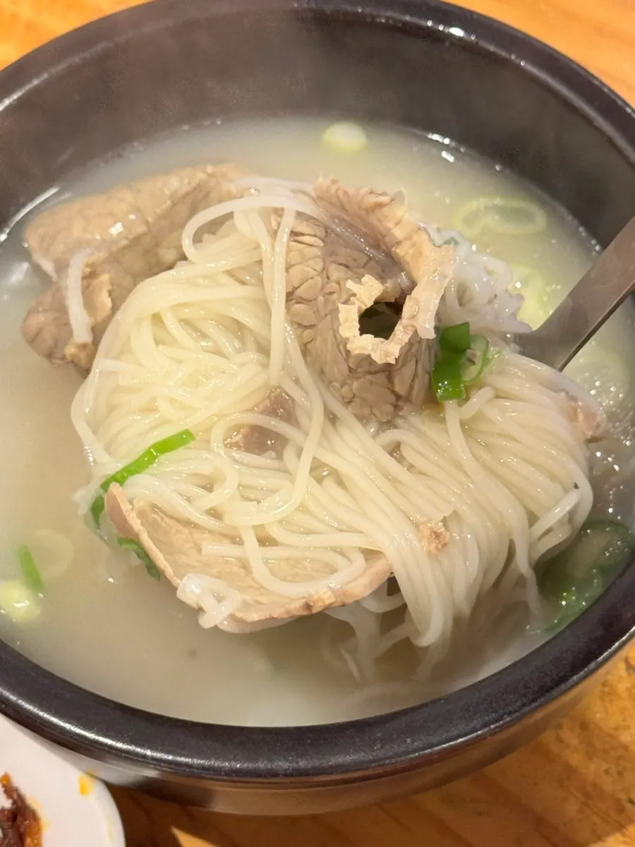 Hanwoojang's seolleongtang with milky broth