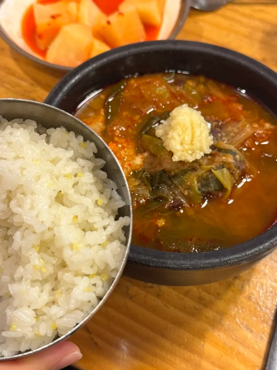 A spoonful of seolleongtang broth lifted up
