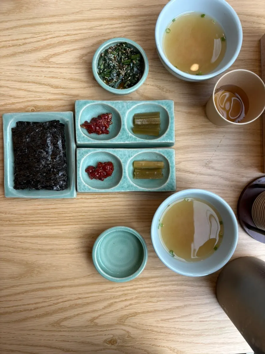 반찬과 국이 놓인 한 상