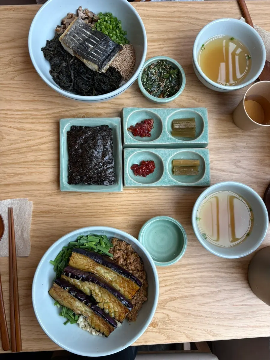 정갈하게 차려진 반찬과 국