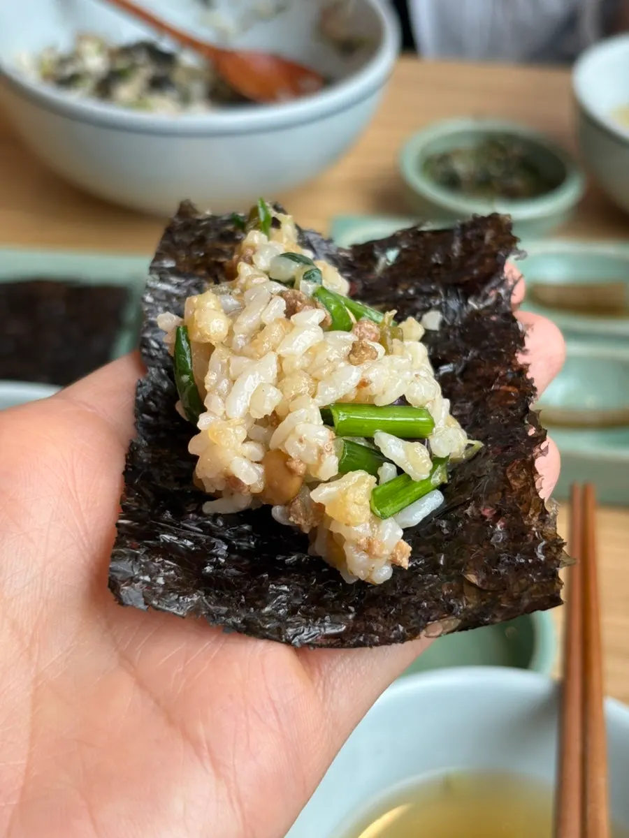 곱창김과 젓갈을 곁들인 삼치곤드레밥