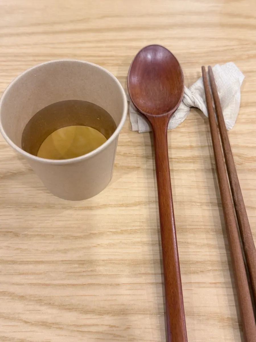 향택 테이블과 실내 전경