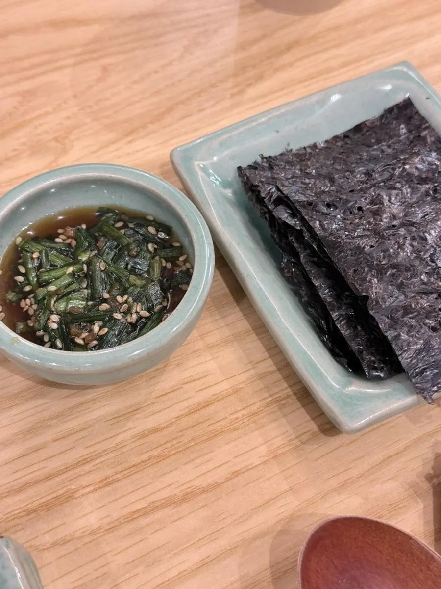 곱창김과 부추간장, 오징어 젓갈, 절임무 밑반찬