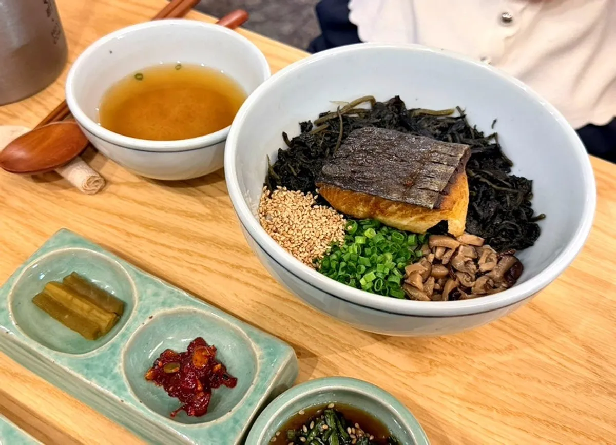 향택 대표 메뉴 삼치 곤드레 덮밥 상차림