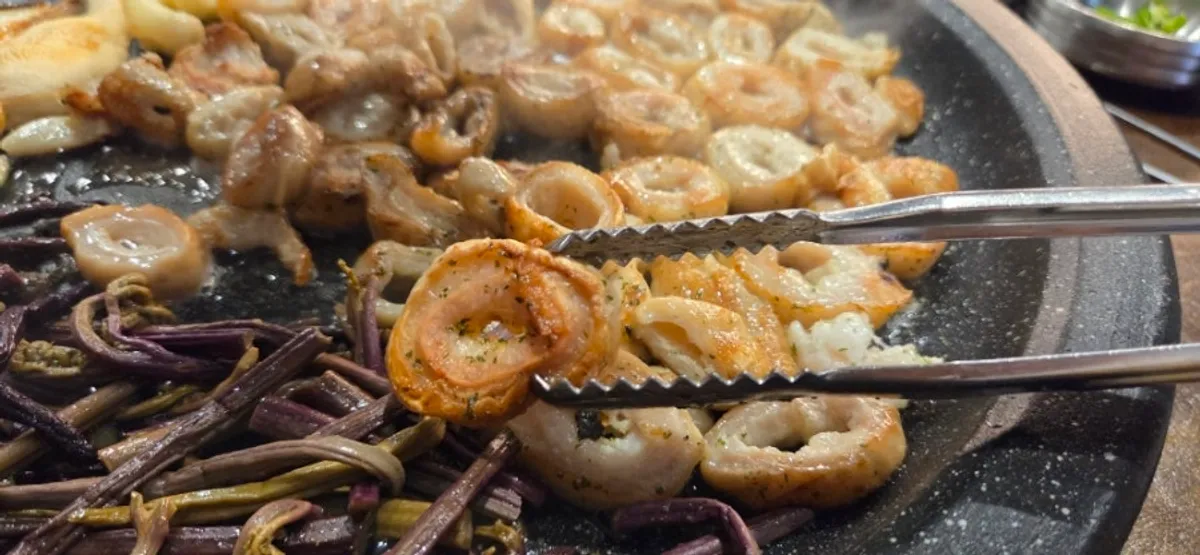 鉄板の上で香ばしく焼けた生マッチャン